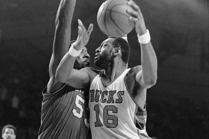 The Milwaukee Bucks' Bob Lanier (16) moves for the basket as Philadelphia 76ers Darryl Dawkins defends during an NBA playoff game on April 13, 1981, in Milwaukee. Lanier died on Tuesday at age 73.