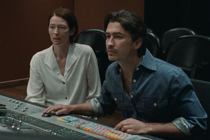 Jessica (Tilda Swinton) consults an engineer (Juan Pablo Urrego) in an effort to understand the mysterious sound she's hearing in <em>Memoria</em>.