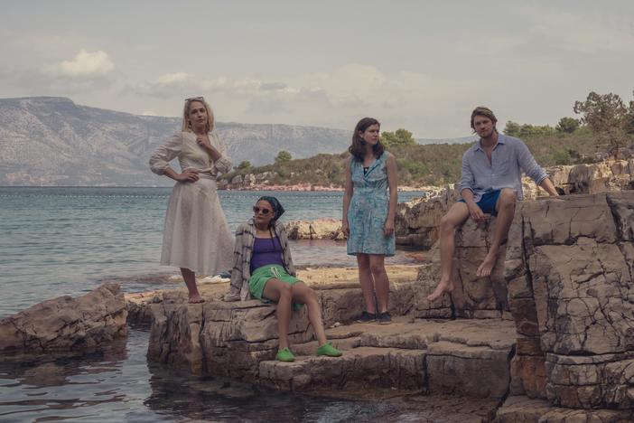 Melissa (Jemima Kirke), Bobbi (Sasha Lane), Frances (Alison Oliver), and Nick (Joe Alwyn).
