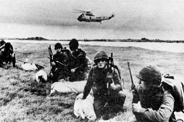 Argentine soldiers landing from a Sea King helicopter not far from Port Stanley, the capitol of the Falkland Islands (las Islas Malvinas).
