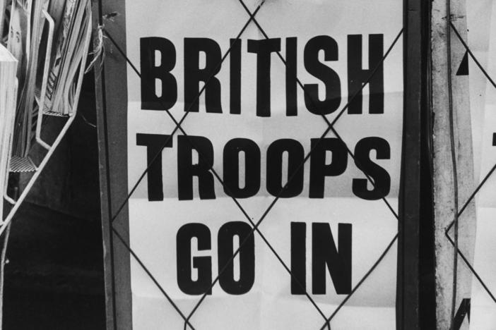El título principal de un periódico londinense de mayo de 1982 dice: "Entran tropas británicas".
