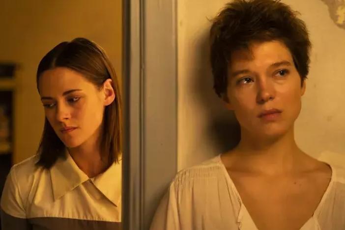 Kristen Stewart (left) is a fan of the surgery Léa Seydoux performs in <em>Crimes of the Future</em>.