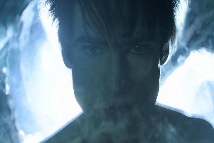 Morpheus (Tom Sturridge) blows you a kiss in <em>The Sandman</em>.