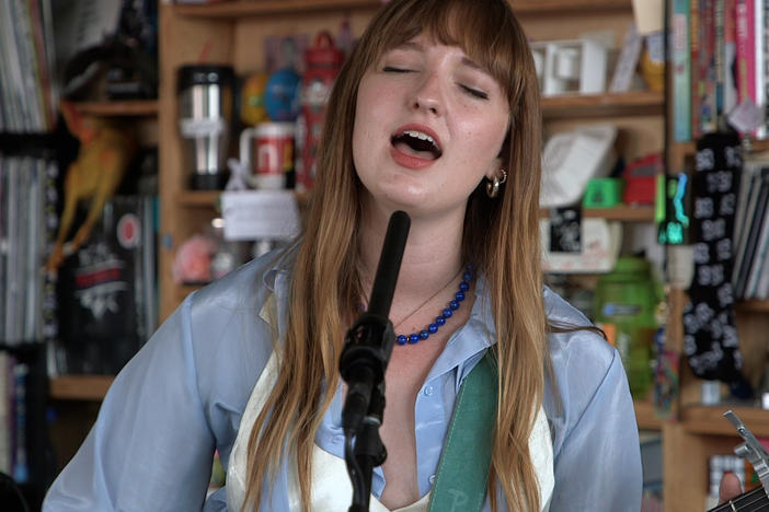 Madison Cunningham performs a Tiny Desk concert.