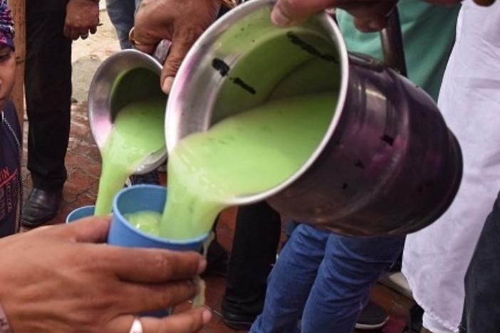 Volunteers distribute free cold drinks to commuters on a hot day in Amritsar, India, on June 29.