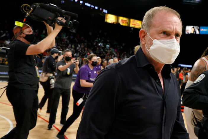 Phoenix Suns owner Robert Sarver is facing increasing pressure to leave the NBA franchise following a league investigation that found many instances of inappropriate workplace behavior.