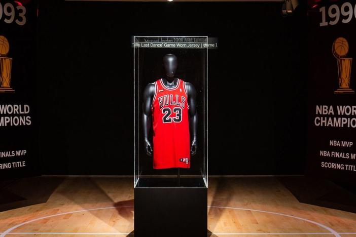 A jersey worn by Michael Jordan during the 1998 NBA championships has sold at auction for $10.1 million.