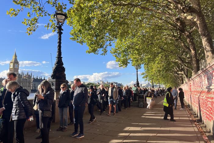 This portion of the line ran between the National COVID Memorial Wall and the Thames River, with a view of the Houses of Parliament on the other side.