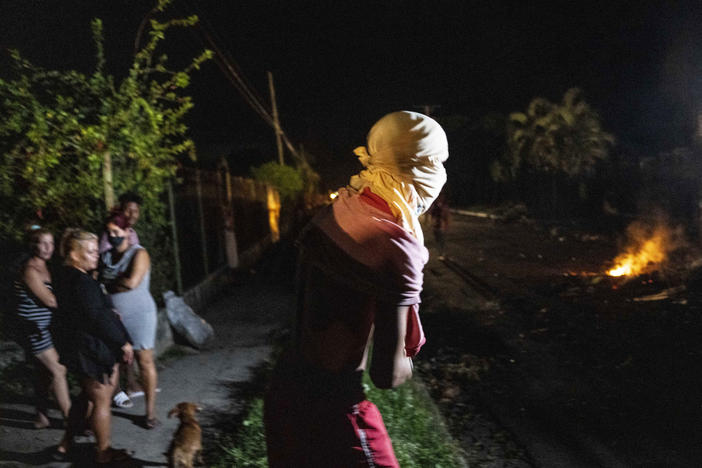 People in Bacuranao, Cuba, protest on Friday, asking for the restoration of the electrical service that collapsed due to the devastation of Hurricane Ian.