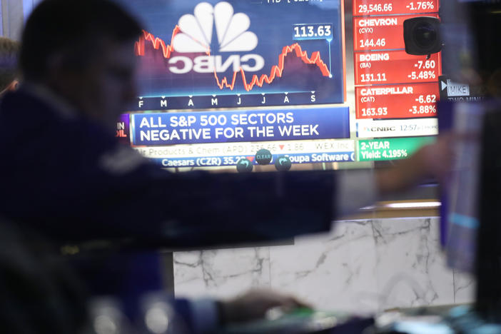 Traders work on the floor of the New York Stock Exchange (NYSE) on September 23, 2022 in New York City.