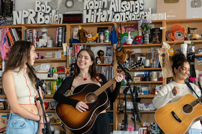 Lizzy McAlpine performs a Tiny Desk concert.