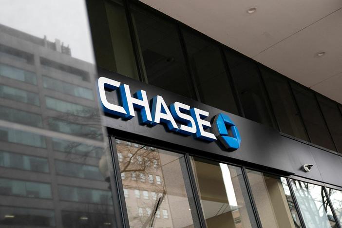 A Chase Bank branch is seen in Washington, D.C., on Jan. 13, 2022.<em> The Wall Street Journal</em> is asking for answers from the Phoenix Police Department after a Black <em>Journal</em> reporter was handcuffed and detained outside a Chase Bank in November.