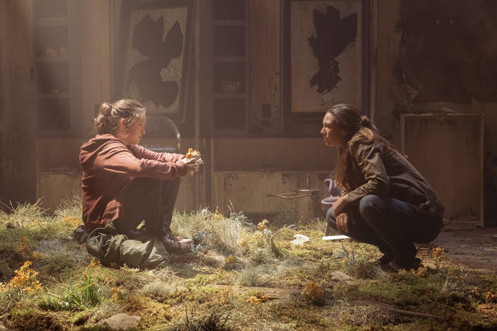 "I like the rug. It brings the room together." Ellie (Bella Ramsey) and Tess (Anna Torv) in HBO's <em>The Last of Us.</em>