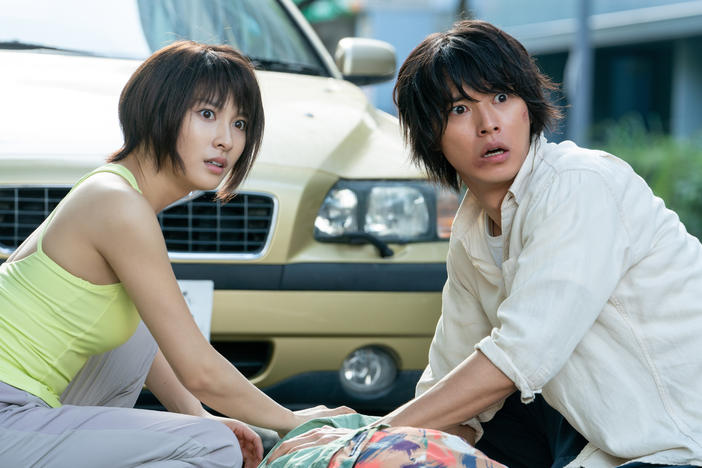 Kento Yamazaki as Ryohei Arisu and Tao Tsuchiya as Yuzuha Usagi in <em>Alice in Borderland</em>.