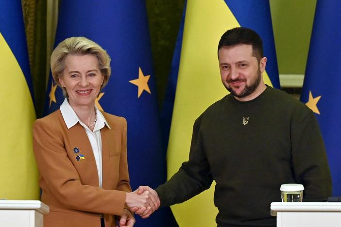 Ukrainian President Volodymyr Zelenskyy and European Commission President Ursula von der Leyen shake hands after a joint press conference after talks in Kyiv on Thursday.