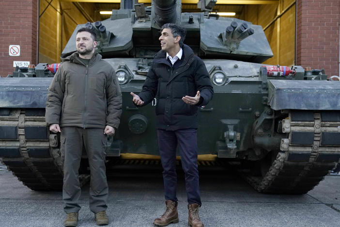 Ukrainian President Volodymyr Zelenskyy (left) and British Prime Minister Rishi Sunak meet Ukrainian troops being trained to operate Challenger 2 tanks at a military facility in Lulworth, Dorset, England, on Wednesday.