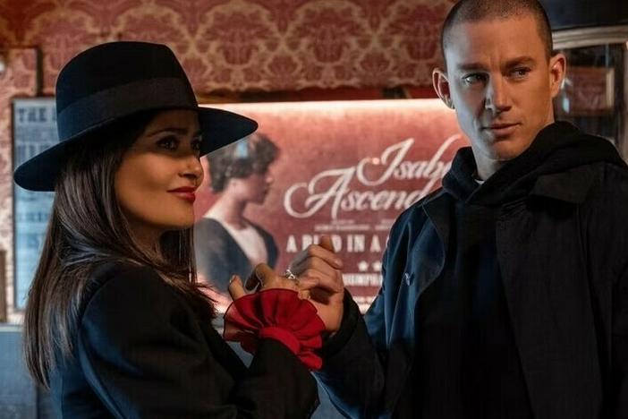Max (Salma Hayek Pinault) convinces Mike (Channing Tatum) to join her in London in <em>Magic Mike's Last Dance.</em>