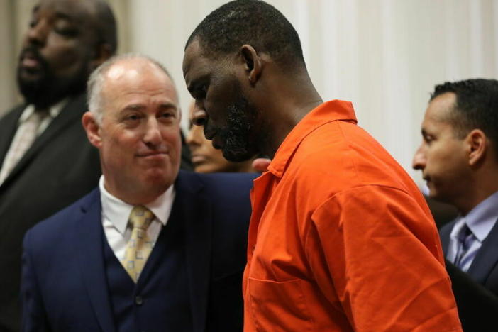 R. Kelly appearing in court in Chicago in Sept. 2019, alongside his attorney Steven Greenberg (L).