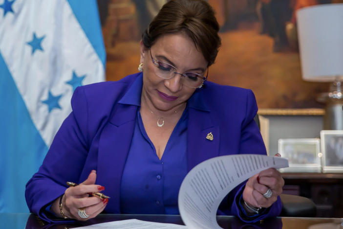 Honduran President Xiomara Castro signed a new executive document Wednesday night that will allow open access to emergency contraception.