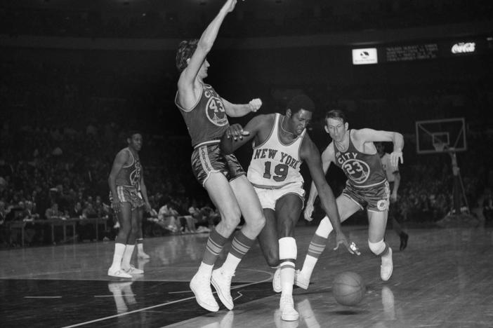 Willis Reed (19) of the New York Knicks drives against San Francisco Warrior Clyde Lee (43) during an NBA game at Madison Square Garden on March 4, 1970. At right is San Francisco Warrior Jeff Mullins (23). Reed died Tuesday at age 80.