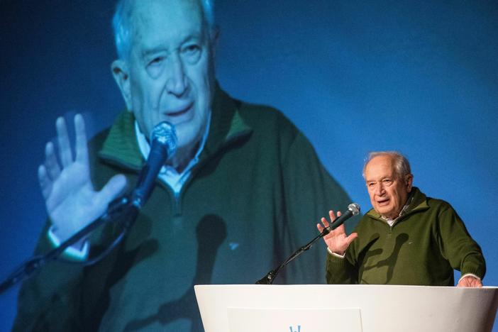 Raphael Mechoulam delivers a speech at a cannabis conference in Tel Aviv in 2016.