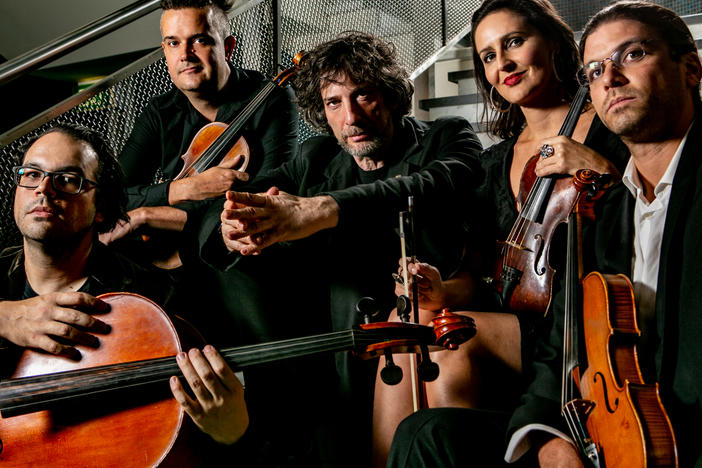 Writer Neil Gaiman (center) makes music with FourPlay (L-R: Peter Hollo, Shenton Gregory aka Shenzo Gregorio, Lara Goodridge and Tim Hollo)