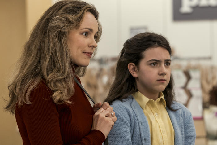 Rachel McAdams as Barbara Simon and Abby Ryder Fortson as Margaret Simon in <em>Are You There God? It's Me, Margaret.</em>