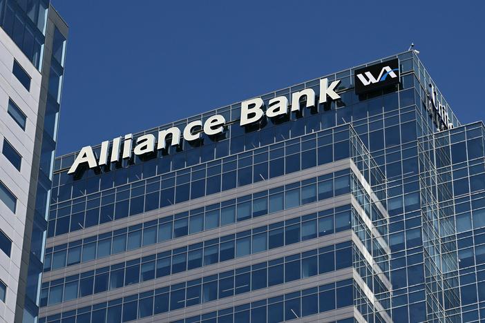 Signage for Western Alliance Bank is displayed at its headquarters in downtown Phoenix on April 27, 2023. - Shares in smaller lenders such as Western Alliance and PacWest are sinking, reviving fears about the banking sector.