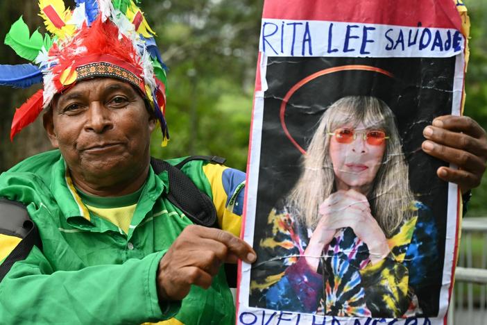 A fan of the late Rita Lee pays his respects at the public wake in São Paulo, Brazil. His sign makes reference to "Ovelha Negra" (or black sheep in Portuguese), a song from 1975's <em>Fruto Proibido</em>.