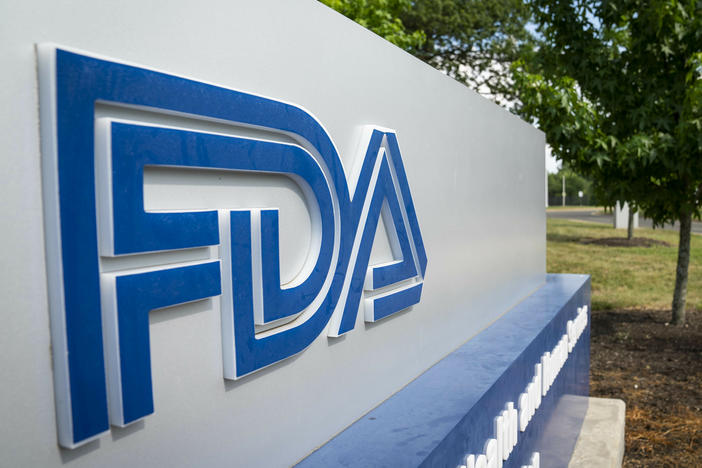In a close vote, advisers to the Food and Drug Administration recommended approval of a gene therapy for muscular dystrophy developed by Sarepta Therapeutics.