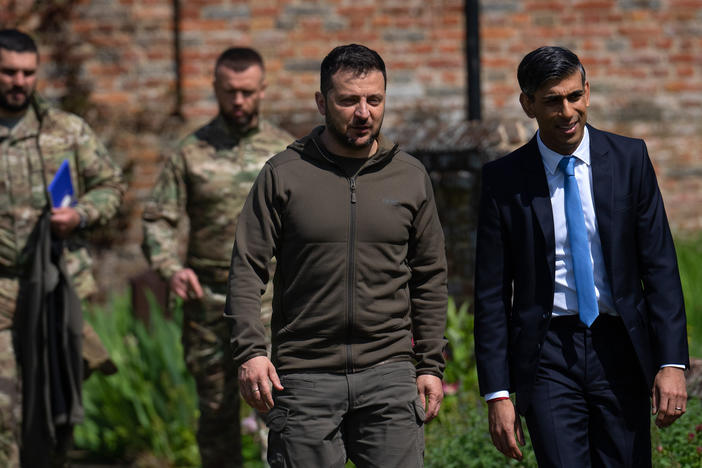 British Prime Minister Rishi Sunak (right) walks with Ukrainian President Volodymyr Zelenskyy to a waiting Chinook helicopter after meetings at Chequers, the U.K. leader's country retreat, in Aylesbury, England, on Monday.