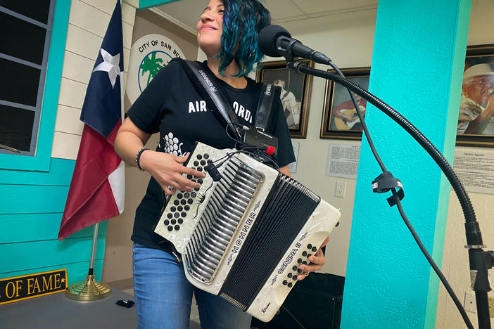 Elisa de Hoyas is part of a new generation of <em>acordeonistas </em>who are keeping conjunto thriving through teaching and performance in the Rio Grande Valley of Texas.