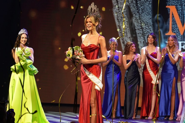 Miss Holland memahkotai wanita transgender Ricki Valerie Colley