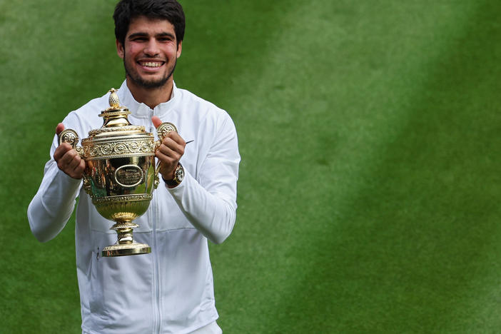 Carlos Alcaraz with his shiny new trophy.