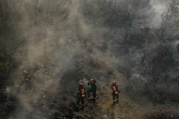 Photo of Turisti veľmi utrpeli kvôli lesným požiarom v Grécku