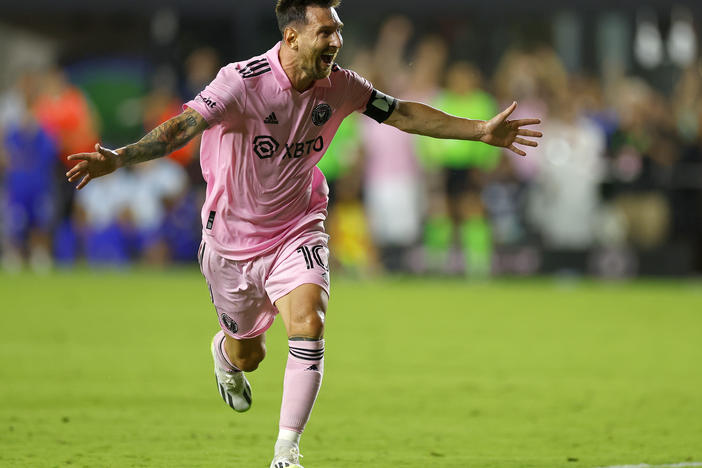 Lionel Messi celebrates the game-winning goal after defeating Cruz Azul on Friday.