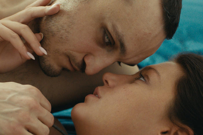 Franz Rogowski as Tomas and Adèle Exarchopoulos as Agathe in <em>Passages</em>.