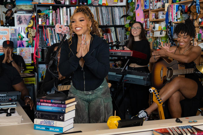 Chlöe performs a Tiny Desk concert.