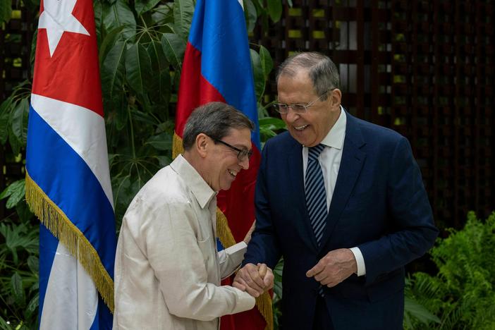 Russian Foreign Minister Sergey Lavrov and his Cuban counterpart, Bruno Rodríguez, shake hands during a meeting in Havana on April 20.