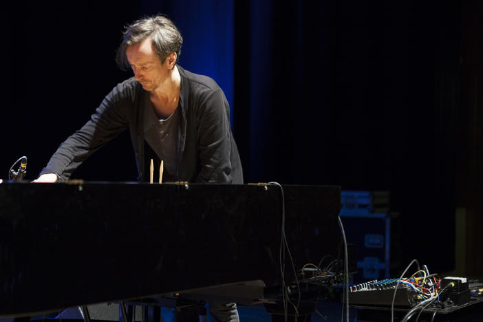 Hauschka performs at the Essen Philharmonie in 2015.