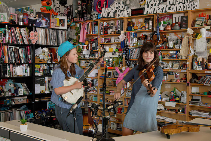 Nora Brown and Stephanie Coleman performa a Tiny Desk concert.