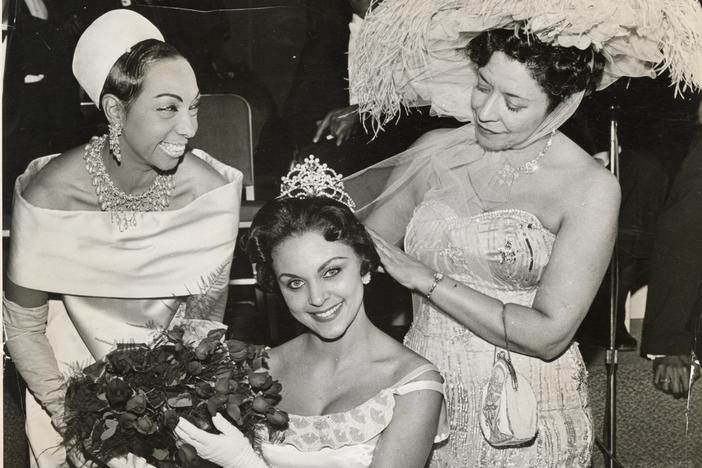 Josephine Baker (left), Mollie Moon (right) and the newly crowned Miss Beaux Arts Ball, 1960.