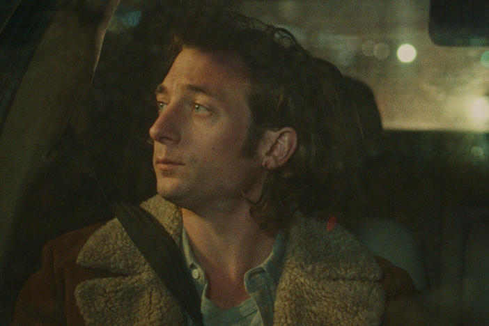 Jeremy Allen White and Jessie Buckley in <em>Fingernails</em>