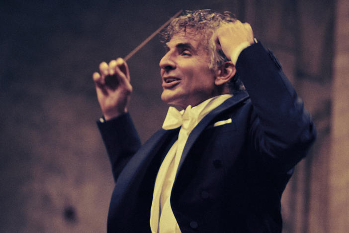 Bradley Cooper plays composer Leonard Bernstein in <em>Maestro</em>.