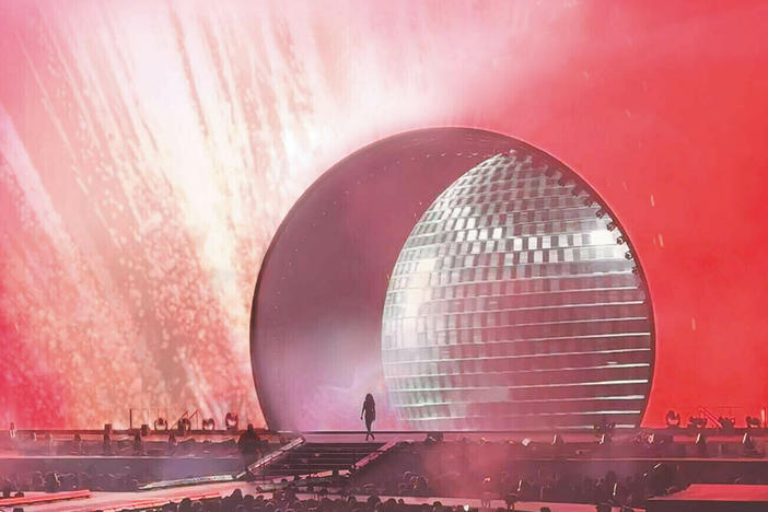 For BeyoncÃ©'s Renaissance tour Es Devlin designed a spherical portal â a 50-foot wide aperture â from which the star, her dancers and musicians could emerge and withdraw between songs.