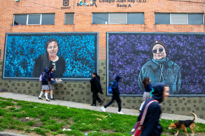 Manzanas del Cuidado, el programa para cuidadoras, encomendó la realización de murales en honor a Ruth Infante (izquierda) y Rita Salamanca por el importante papel que desempeñan como cuidadoras en la comunidad. Los murales están expuestos en una escuela del centro de San Cristóbal.