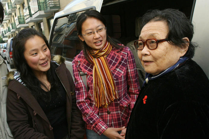 Veteran Chinese AIDS campaigner Doctor Gao Yaojie, right, talks with students about AIDS prevention during a series of university lectures in Shanghai, Nov. 30 2006.