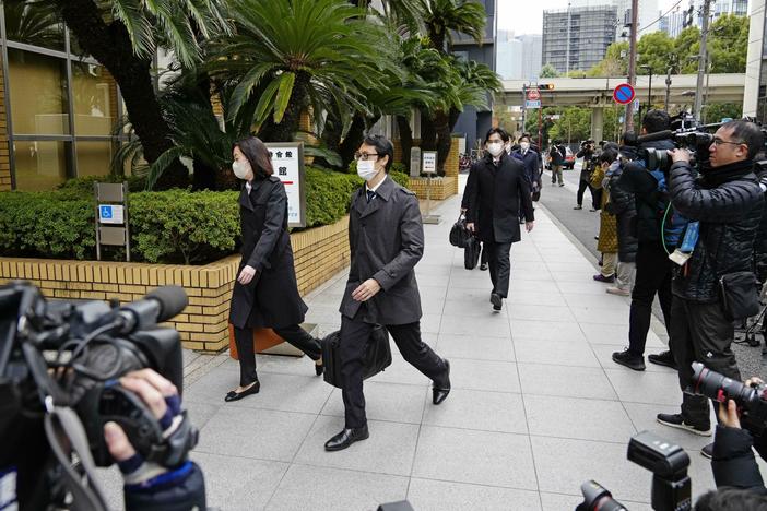 Investigation officials from Tokyo's district prosecutors office head to an office of a Liberal Democratic Party faction led by politician Toshihiro Nikai, on Tuesday.