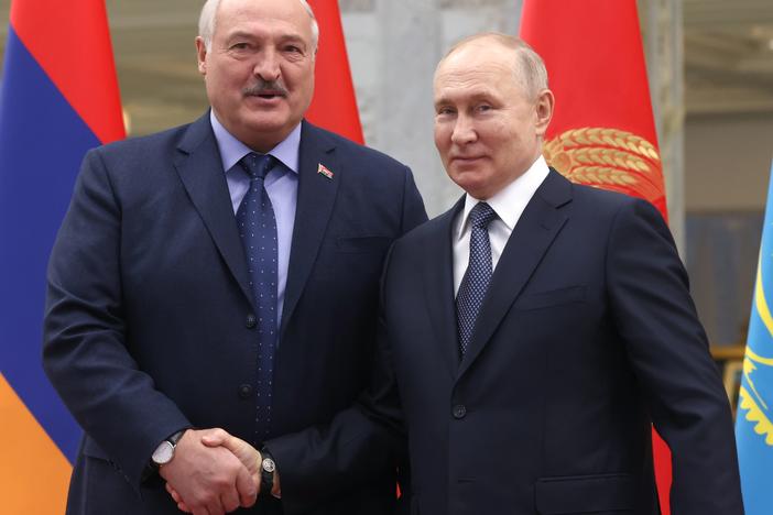 Belarus President Alexander Lukashenko (left) and Russian President Vladimir Putin pose for a photo prior to a meeting in Minsk, Belarus, on Nov. 23.