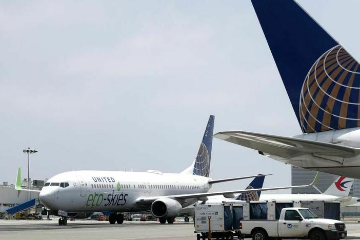 A United Airlines Boeing 737-900ER arrives at Los Angeles International Airport in 2019.